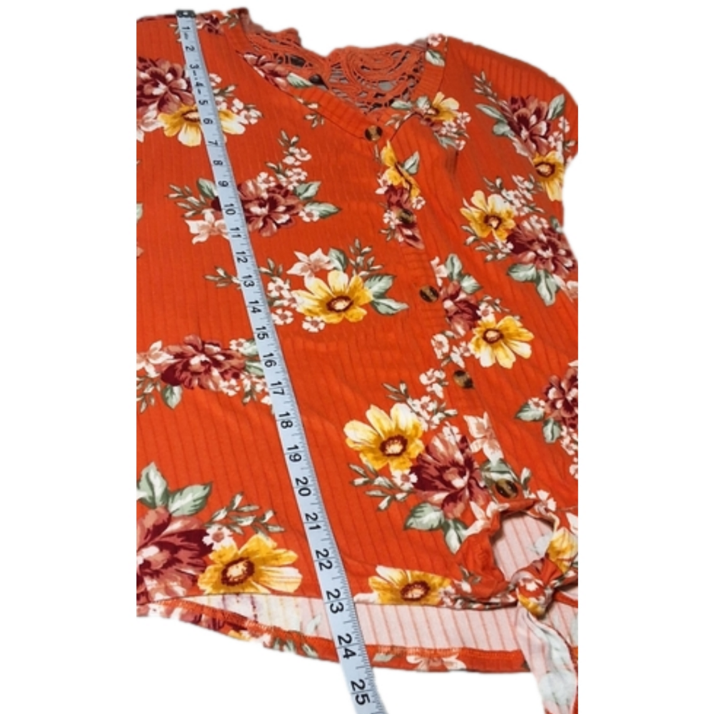 Upgrade Your Wardrobe with the Bobbie Brooks Floral Blouse, Size Medium - Picture 9 of 12